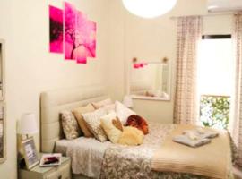 Hotel fotografie: Theano's Cozy & Quiet Lux Central Flat - Wifi & full Amenities