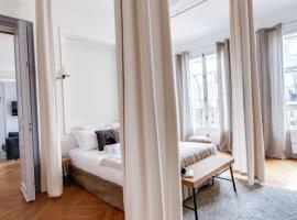 A picture of the hotel: Spacious apartment Champs Elysées