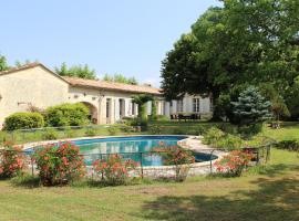 Hotel foto: Château Rosemont - Grande maison familiale campagne dans le Médoc avec piscine et tennis à 15 mn Bordeaux