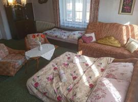 Hotel foto: Spacious Farmhouse with yard full of fruit trees