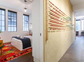 A picture of the hotel: Spacious Designer Warehouse Melbourne CBD Apartment