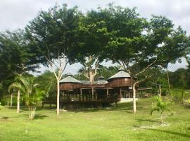 Foto do Hotel: Exotic High End Unique Off-The-Grid Treehouse, steps away from the Mopan River!