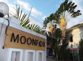 A picture of the hotel: Moon Fox CaféInn Art & Gallery