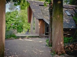 รูปภาพของโรงแรม: Fairytale cottage nestled between forest