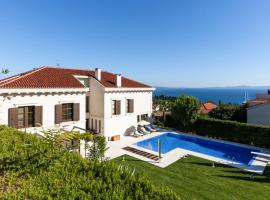 酒店照片: Split Villa Sleeps 10 Pool Air Con WiFi
