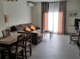 होटल की एक तस्वीर: APARTAMENTO LLANÇÀ CENTRO