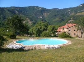 Hotel kuvat: Il Castagno d'Andrea Villa Sleeps 2 Pool WiFi