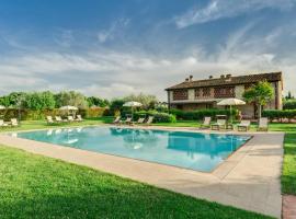รูปภาพของโรงแรม: Chiostrini Villa Sleeps 2 Pool Air Con WiFi
