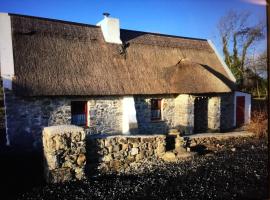 Hotel Photo: Nans Thatched Cottage