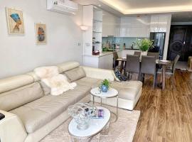 รูปภาพของโรงแรม: BRAND NEW, quiet, breezy apartment in West Lake area