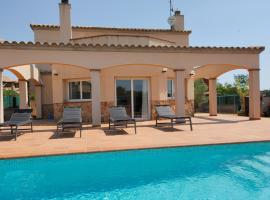 होटल की एक तस्वीर: Villa vall llobrega private pool