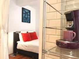 A picture of the hotel: Cozy modern quiet in trendy 1121