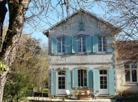 होटल की एक तस्वीर: French Holiday home in Grezels with terrace and country views