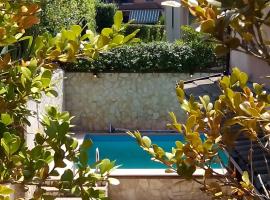 होटल की एक तस्वीर: Appartamento in villa con piscina