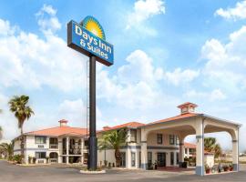 होटल की एक तस्वीर: Days Inn & Suites by Wyndham Braunig Lake