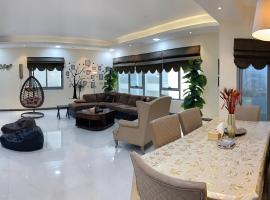 호텔 사진: Luxury Furnished 3Bed Rooms with Kitchen, huge Suite near LAKE Khalid