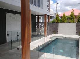 Hotel foto: Spacious 4 Bedroom Home with Pool