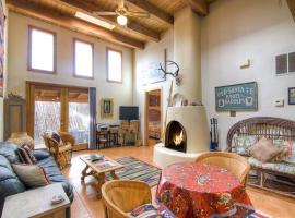 Fotos de Hotel: Southwest at the Railyard, 2 Bedrooms, Sleeps 4, Pets, Fireplace, Yard