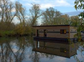 A picture of the hotel: Ferienhausboot Yachthafen Ilmenau