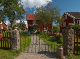 होटल की एक तस्वीर: Bullerbyn - Mellangården - Astrid Lindgren's family house