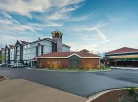 La Quinta by Wyndham Shreveport Airport, hotell i Shreveport