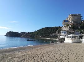 Foto di Hotel: Holiday flat on the sea