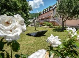 Logis Hôtel Restaurant Les 2 Rives - A75, en bordure de rivière