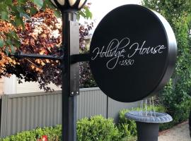 A picture of the hotel: Hollidge House 5 Star Luxury Apartments