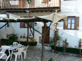 Hotel Photo: Portaria Traditional House