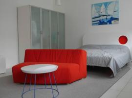 A picture of the hotel: Spacious clean apartment in new building