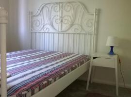 Hotel fotoğraf: One double-bed room in Burgess Hill West Sussex