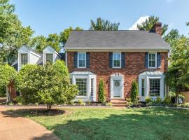 מלון צילום: Enchanting Brick Colonial Gem Home