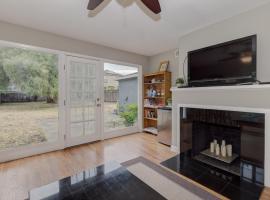 호텔 사진: Cozy 2BD House, Minutes From FB and Stanford Univ! Home