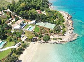 Фотографія готелю: Villa Aria - Luxury Beachfront Villa with Pool and Tennis Court