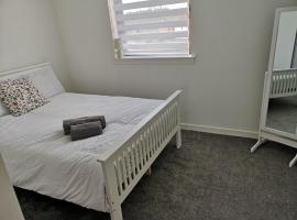 Hotel foto: Cosy, spacious 2 bedroom flat with free parking