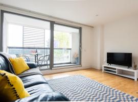 A picture of the hotel: Luxury 2BR APARTMENT next to Chalk Farm Station
