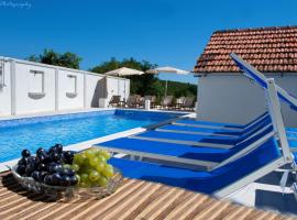 A picture of the hotel: Villa with swimming pool