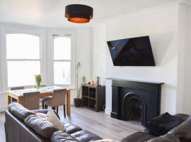 A picture of the hotel: Spacious 3 Bedroom Hove Apartment
