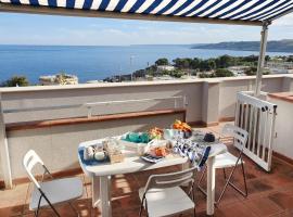 ホテル写真: Casa con terrazza vista 180° sulla costa orientale