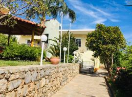 מלון צילום: Charming house with colourful garden, BBQ, parking