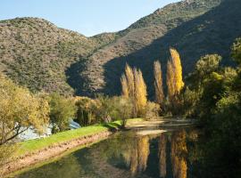 Old Mill Lodge, Seasonal Working Ostrich Farm & Restaurant, Oudtshoorn, hotel in Oudtshoorn