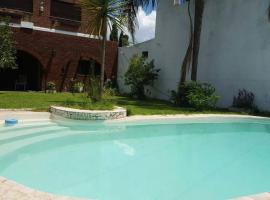 Фотография гостиницы: Casa con jardín y piscina en fisherton