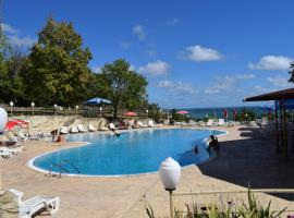 होटल की एक तस्वीर: Ahilea Hotel - Free Pool Access