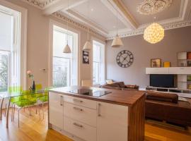 호텔 사진: Stylish, spacious West End flat with free parking