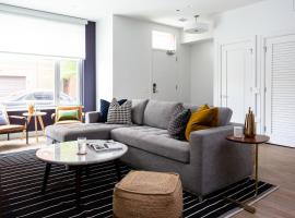 Hotel Photo: Spacious 2 Floor Townhouse in River West by Domio