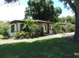 Hotel Photo: The Oasis on Estrella - 3 BR, 3 BA Home With Pool In the Heart of Tampa