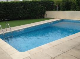 Hotel kuvat: Deux très jolies chambres séparées avec jardin et piscine
