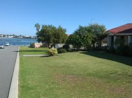 होटल की एक तस्वीर: Mandurah Central Estuary Soldiers cove Townhouse