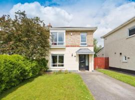 होटल की एक तस्वीर: Spacious Modern Home in Green Space Near Dublin