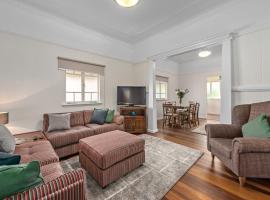 Foto di Hotel: Classic Queenslander ~ 2Bed/2Bath/2Car /Pool ~ Toowong